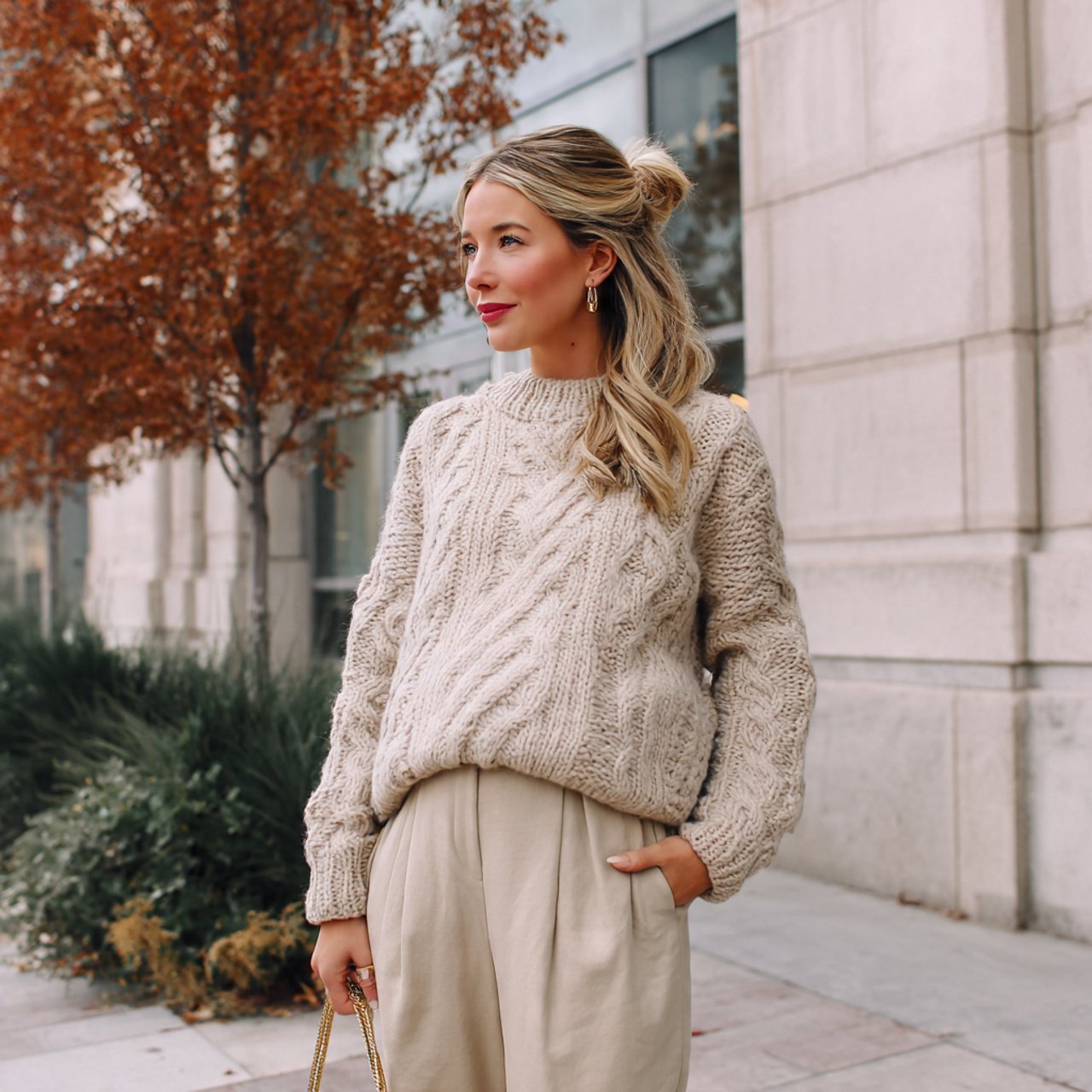 Pregnancy Outfits Winter: 16 Stylish and Practical Looks for Cold-Weather Comfort 15 neutral sweater with over bump tailored trouserspr