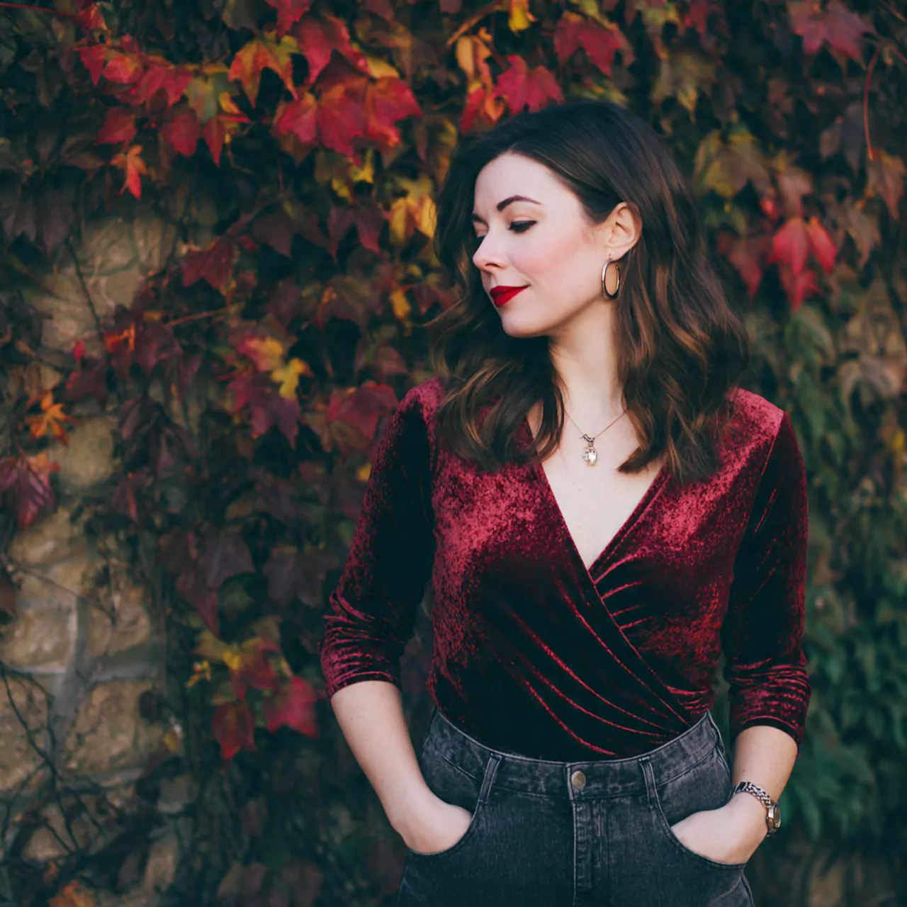 17 Thanksgiving Outfit Looks for Chic, Comfortable Holiday Style 13 velvet top with dark flare jeansthanksgiving outfi